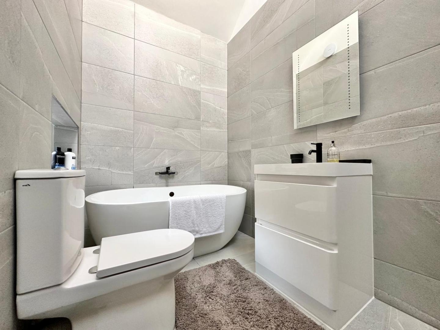 Luxury Duplex City Centre Apartment ลีดส์ ภายนอก รูปภาพ