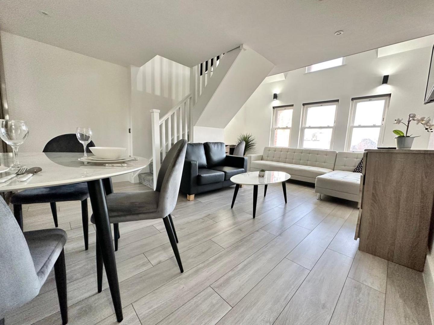 Luxury Duplex City Centre Apartment ลีดส์ ภายนอก รูปภาพ