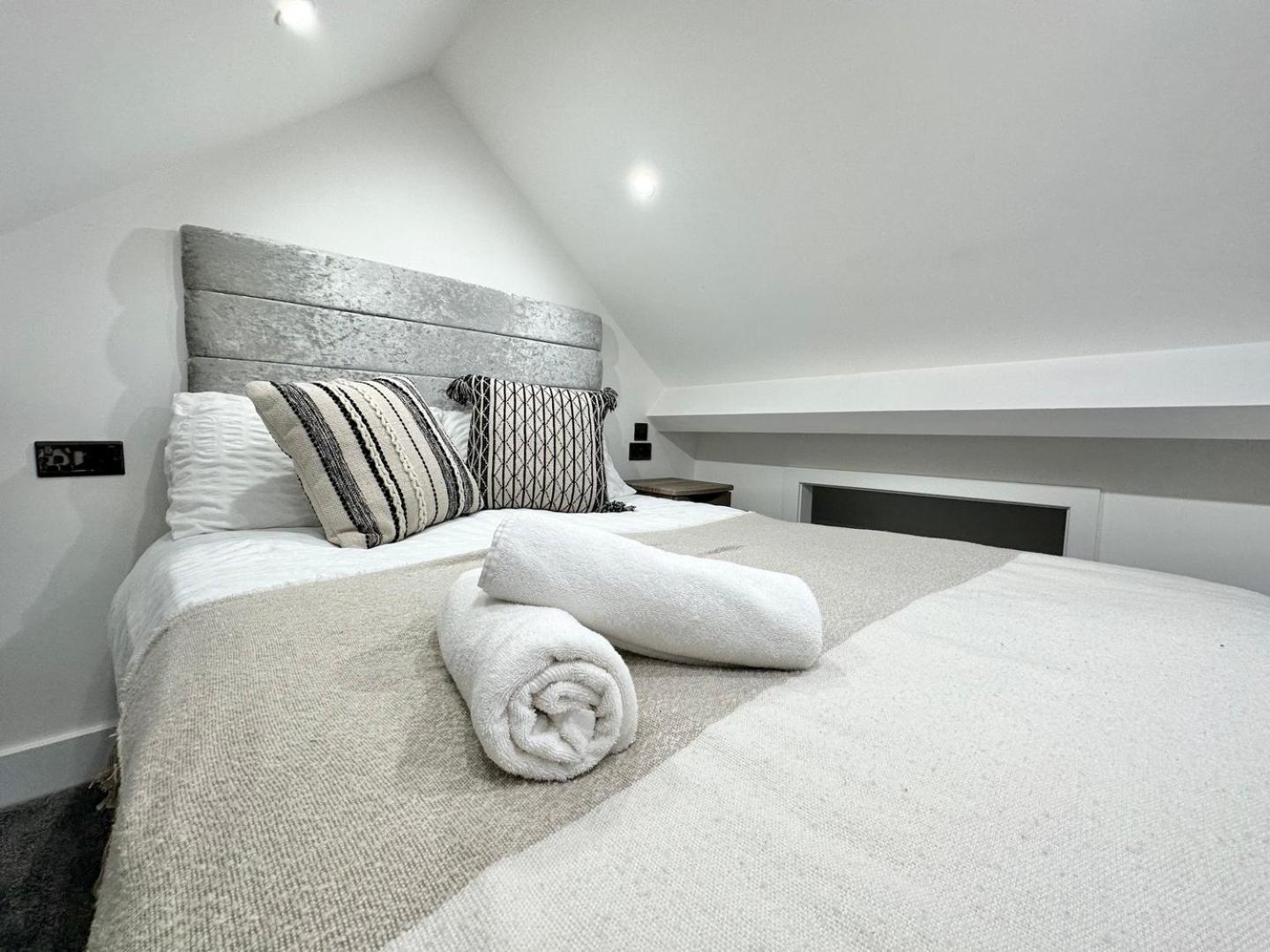 Luxury Duplex City Centre Apartment ลีดส์ ภายนอก รูปภาพ