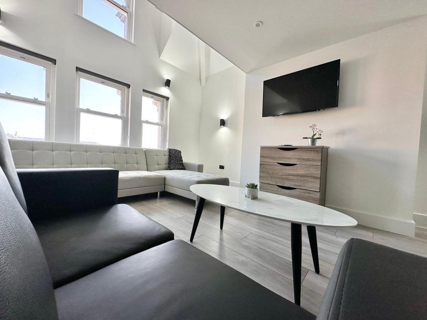 Luxury Duplex City Centre Apartment ลีดส์ ภายนอก รูปภาพ