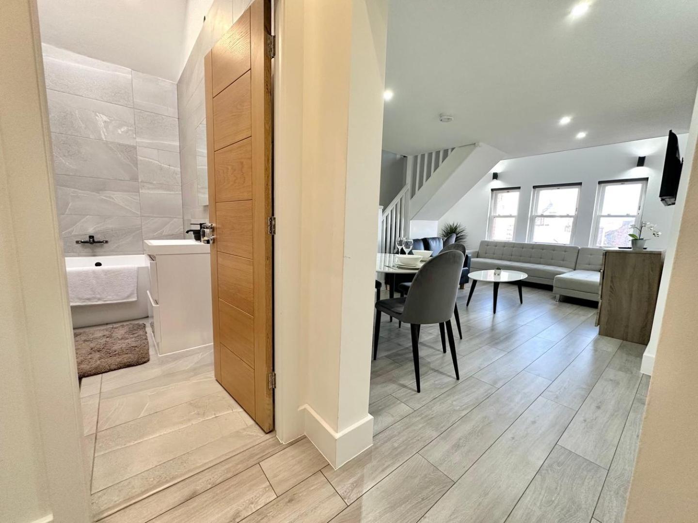 Luxury Duplex City Centre Apartment ลีดส์ ภายนอก รูปภาพ